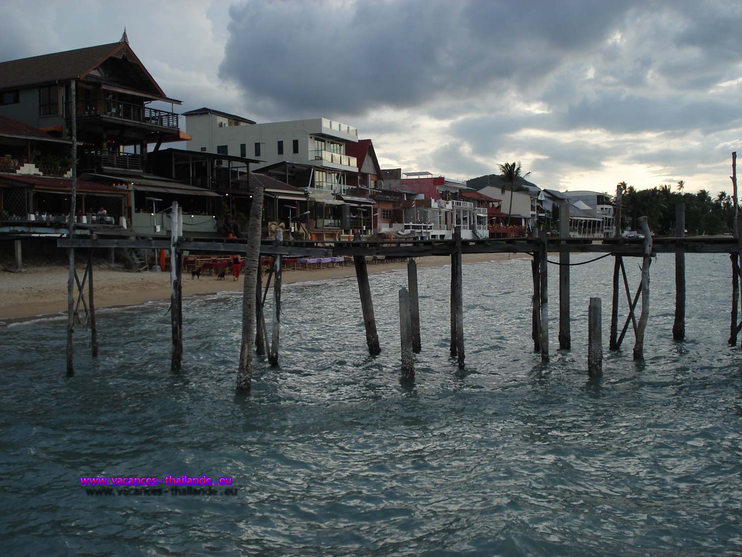 Le bord de mer de Ficherman's village est un endroit trs anim de jour comme en soire o toute la famille peut profiter des images du vieux Koh Samui avec de nombreux restaurants et en autre le Karma Sutra avec Laurent et Simon pour vous faire apprcier des plats Franais et Thalandais.